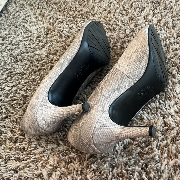 Snakeskin LifeStride soft system pumps - Picture 2 of 4